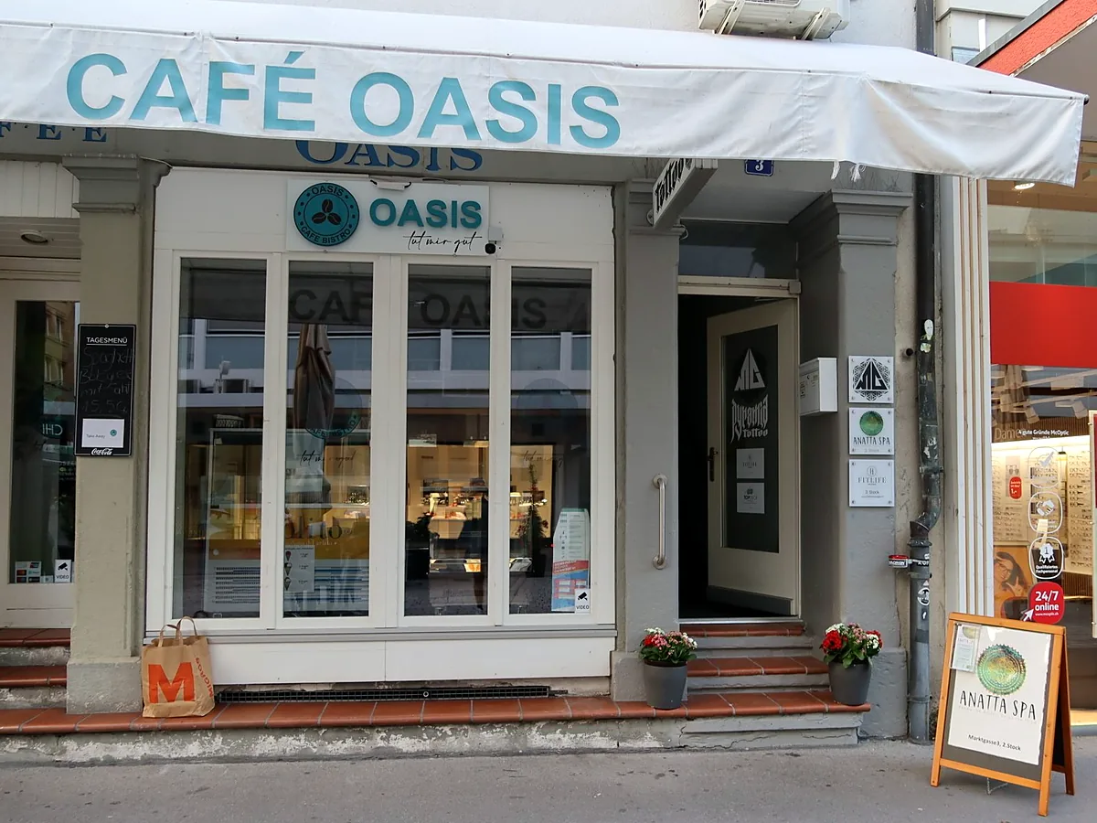 Hauseingang an der Nidaugasse 54 mit dem Aufsteller von Anatta Spa