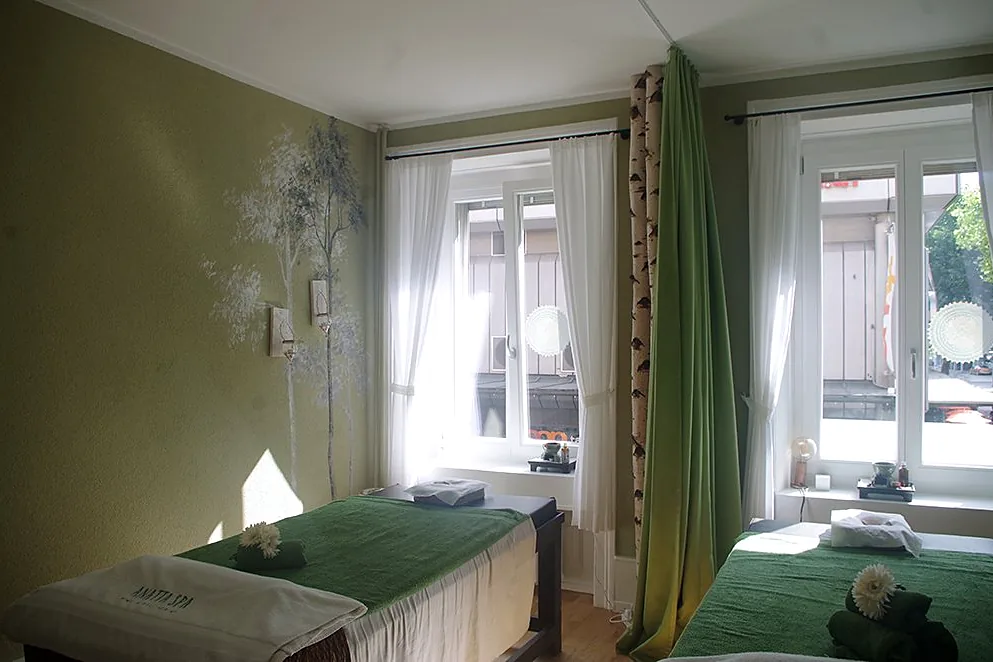 Behandlungsraum mit von Hand gemalten Birken an der Wand